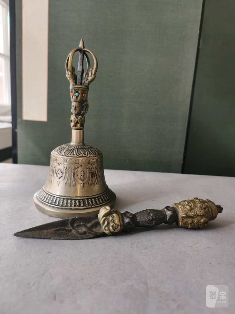 A metal bell (ghanta) and a phurbu - 图15